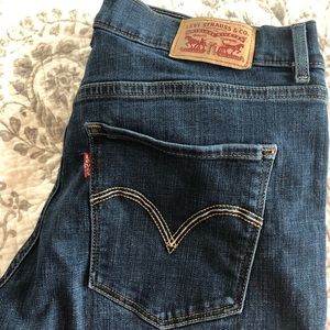 EUC Womans Levi Classic Bootcut medium rise